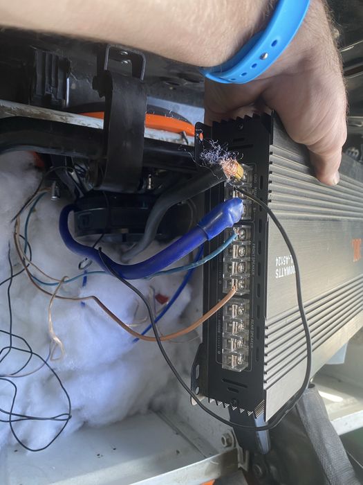 JBL усилитель для савбуфера