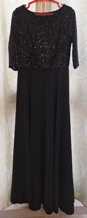 Kiyimlar sotiladi. Кийимлар сотилади.