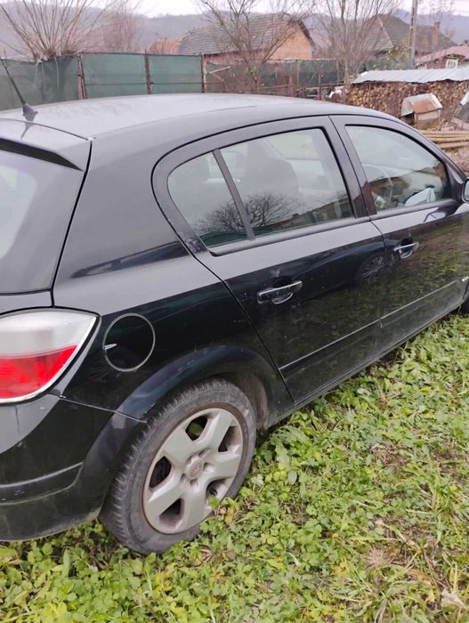 Se vând două mașini la preț de una pentru piese de schimb