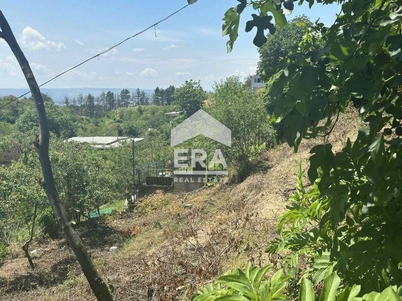 Урегулиран поземлен имот за продажба, с две едноетажни законни сгради,