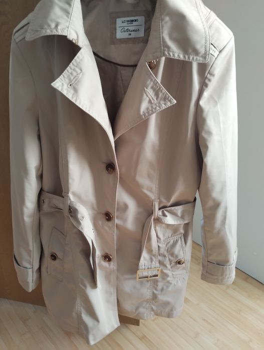 Trenci foarte bine intretinut ,este aproape nou purtat de 2 ori .