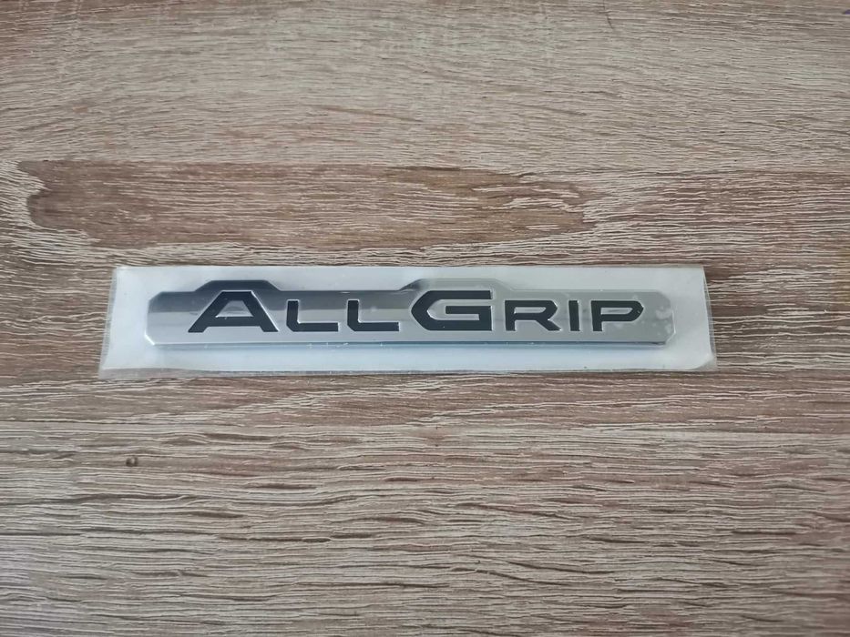 сребриста емблема Suzuki AllGrip