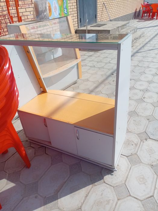 Продам витрину для аптеки, магазина.