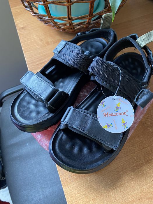 Новые кожаные сандалии для мальчика