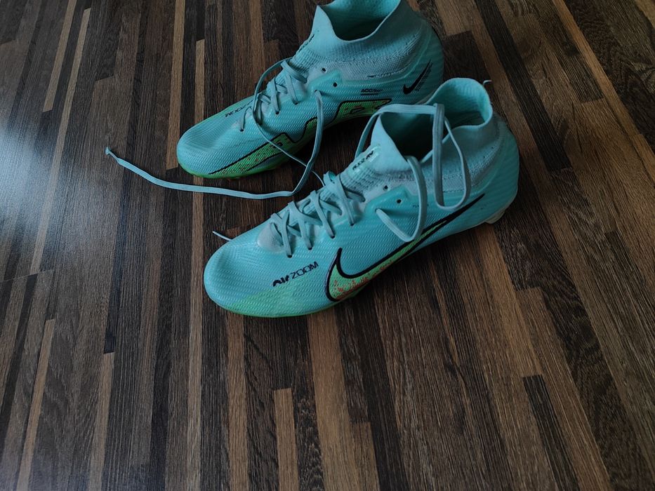 Продам футбольные бутсы