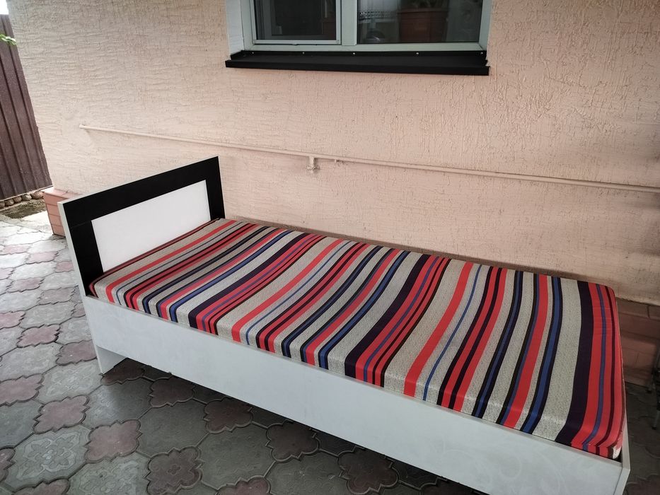 Продам односпальные кровати б/у 2 шт.