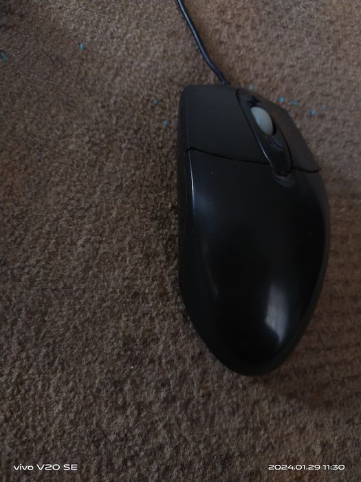 Stol kompyuteri sotiladi