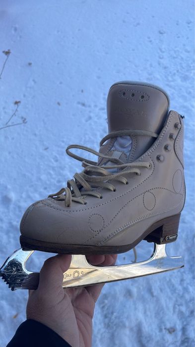 Коньки на девочку