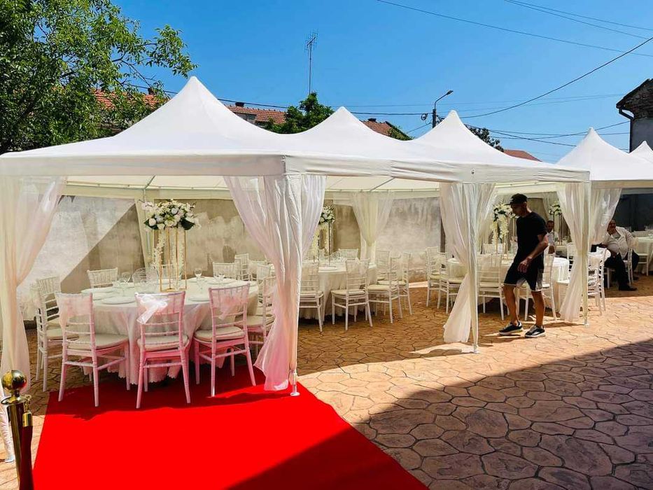 Cort de inchiriat, inchiriem cort, scaune, mese, aranjamente florale