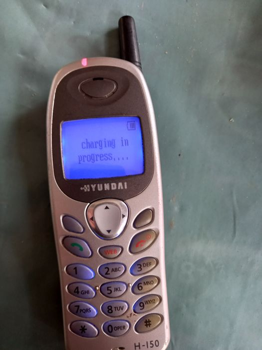 Vând 2 telefoane Hyundai Zapp de Colecție/ Pasionați sau Piese