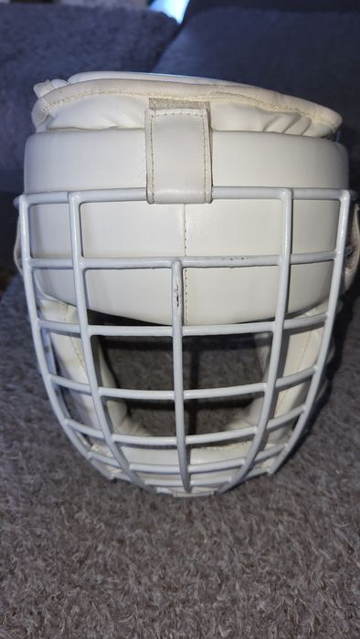 Защитный шлем для единоборств