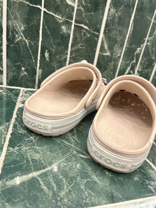 Vand 2 perechi de crocs