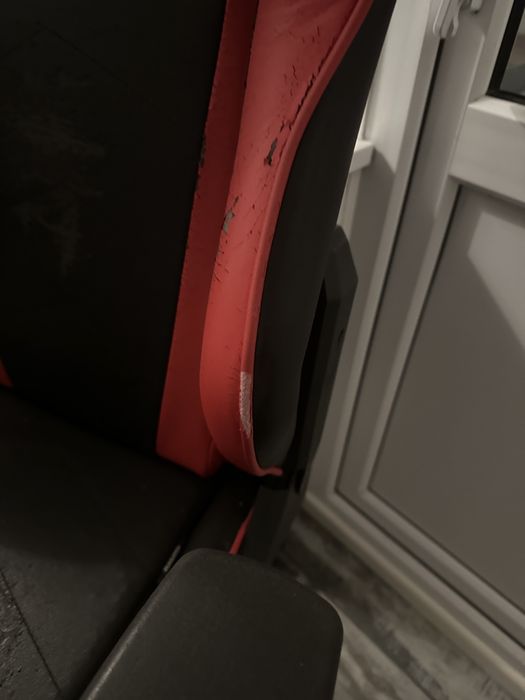 игрвоое кресло dxracer потертый
