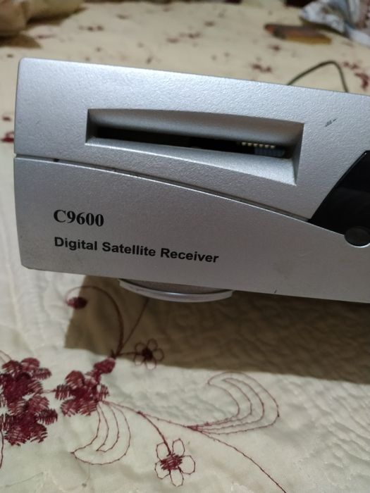 Тюнер Спутниковый. Бомбокс в Рабочем состоянии