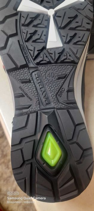 Работни обувки с метални бомбета, и метална подметка.