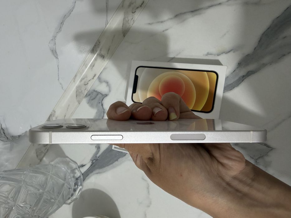 Продам Iphone 12
