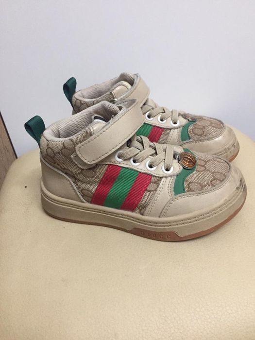 Детская обувь разная.