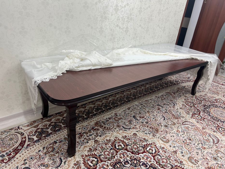 Большой столовый стол