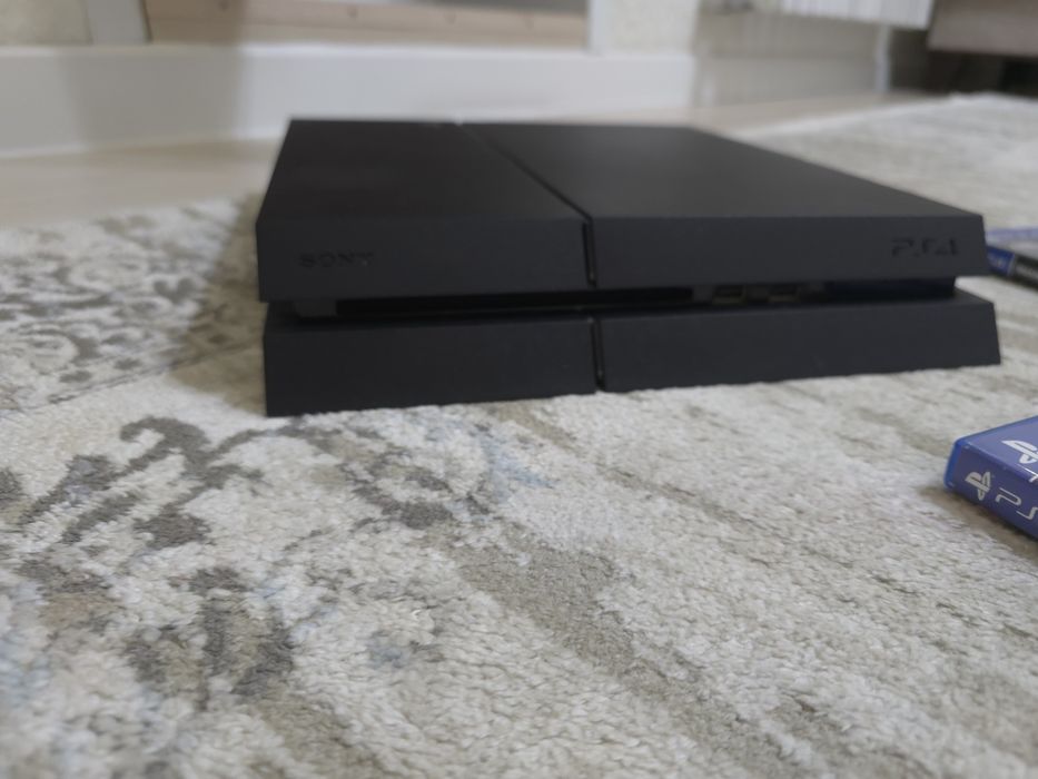 Продам PlayStation 4,