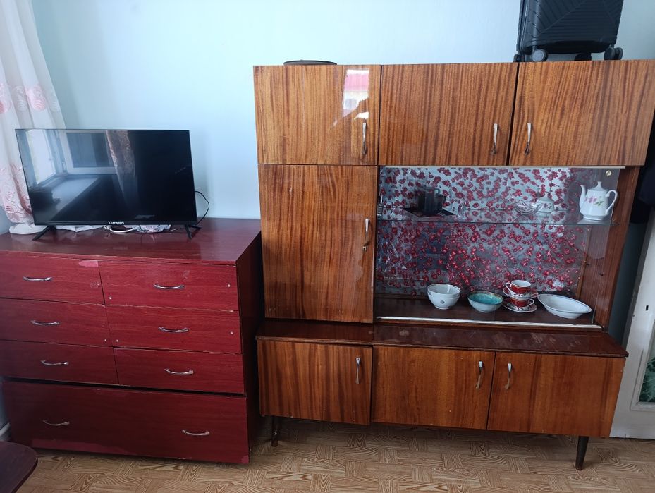 Мебель  сервант и комод советский
