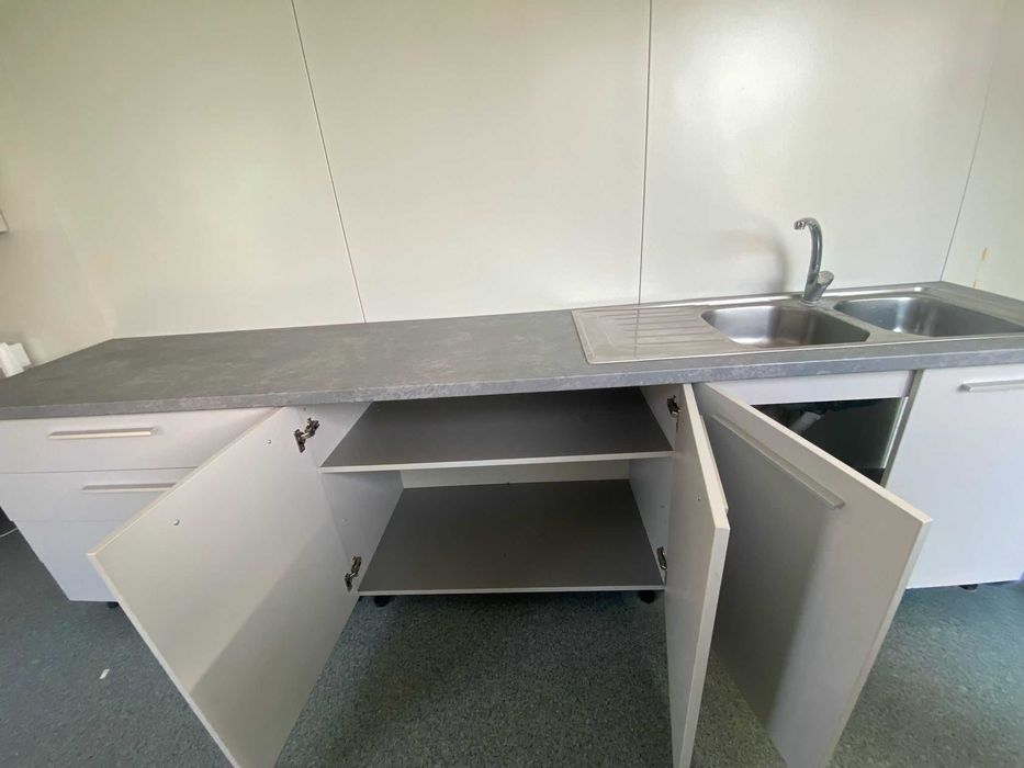 Mobilier modern de bucătărie în nuanțe de alb și gri