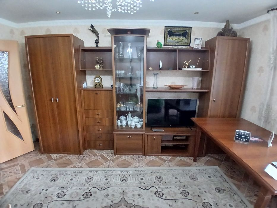 Стенка -горка и прихожая мебель