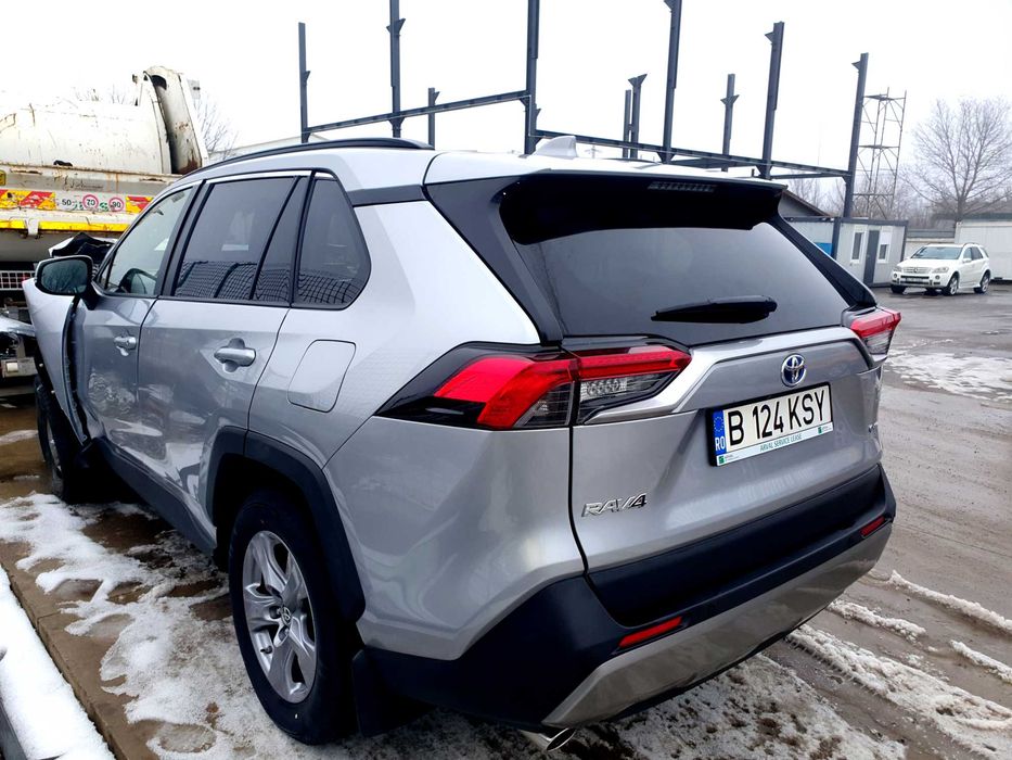Toyota RAV4 Hybrid, 4x4, an fabricatie 2024, 2200 km - avariat