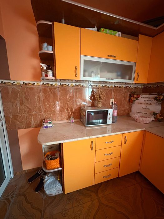 Mobila de bucatarie + masa cu 4 scaune + bar