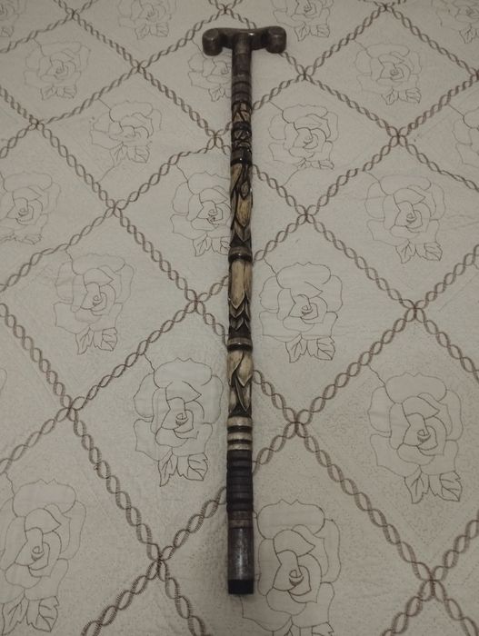 Трость резная. Цельное дерево. Орех.