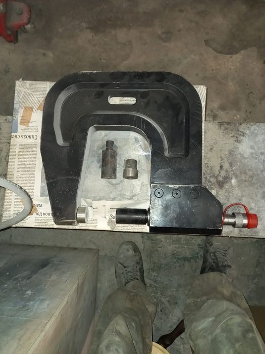 Клепальник , клепатор .