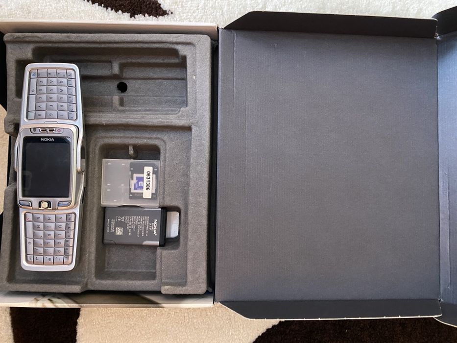 Колекционерски телефон Nokia E70