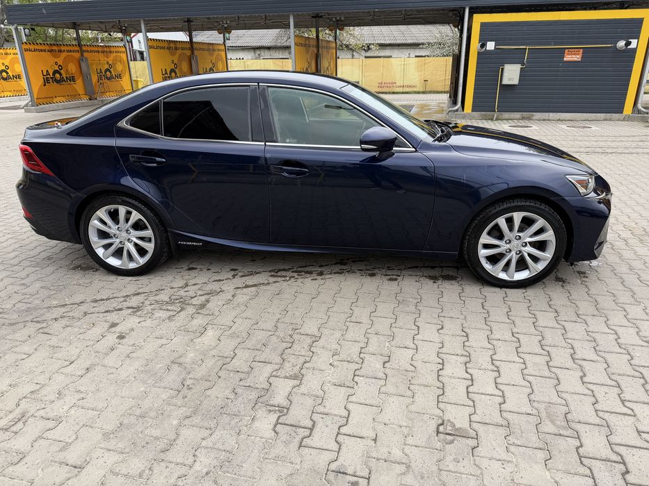 Lexus is 300h hibrid