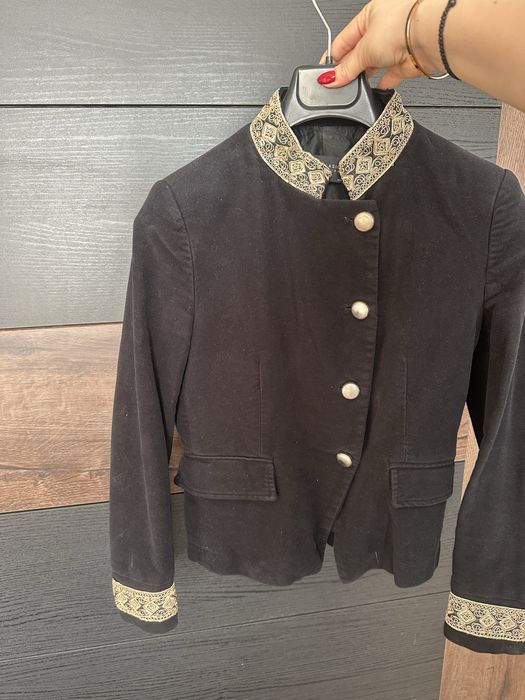 Сако Zara с ръчни орнаменти