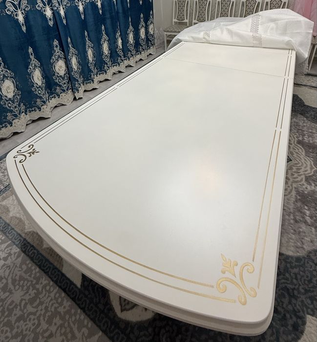 Продам белый стол в отличном состоянии