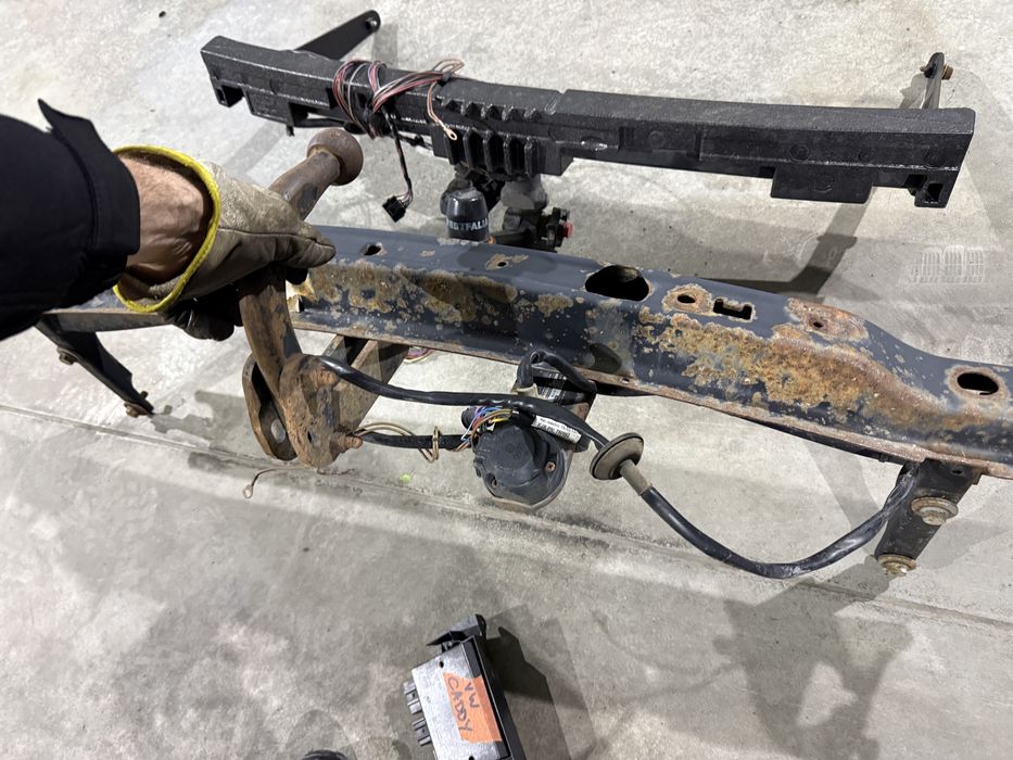 ОТЛИЧЕН Теглич С Букса, Окабеляване И Модул за *VW PASSAT B6 седан / PASSAT B6 VARIANT комби 2005г-2010г* и за *VW CADDY 2004г-2015г*