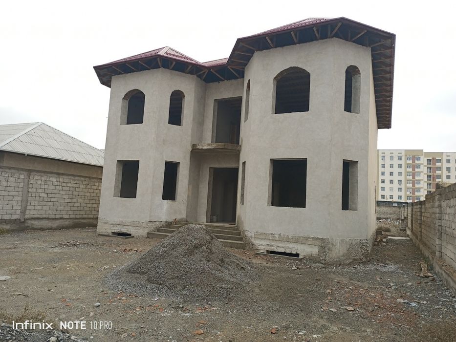 Курилиши тугалланмаган пишик гиштдан курилган 2 каватли уй