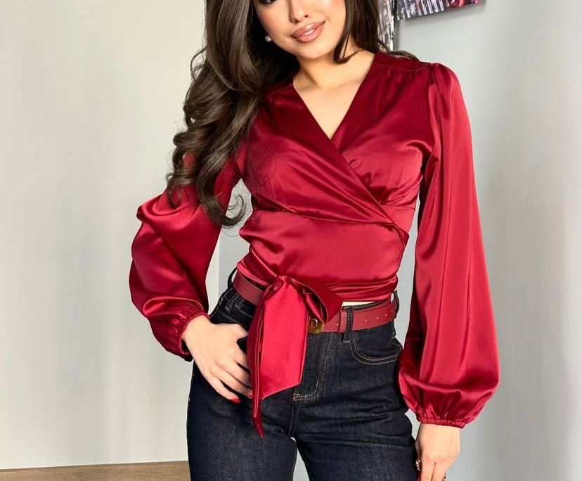 красная кофта с длинными рукавами