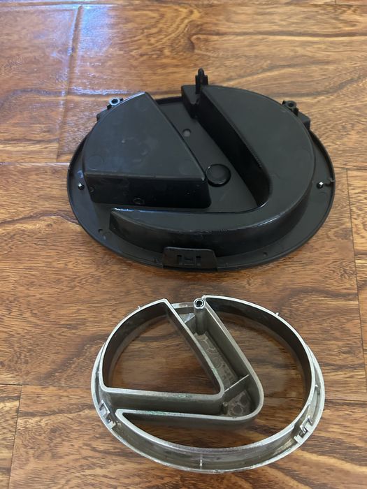 Лексус значек 570