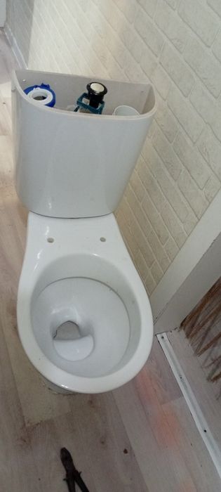 Продам унитаз. В эксплуатации пол года