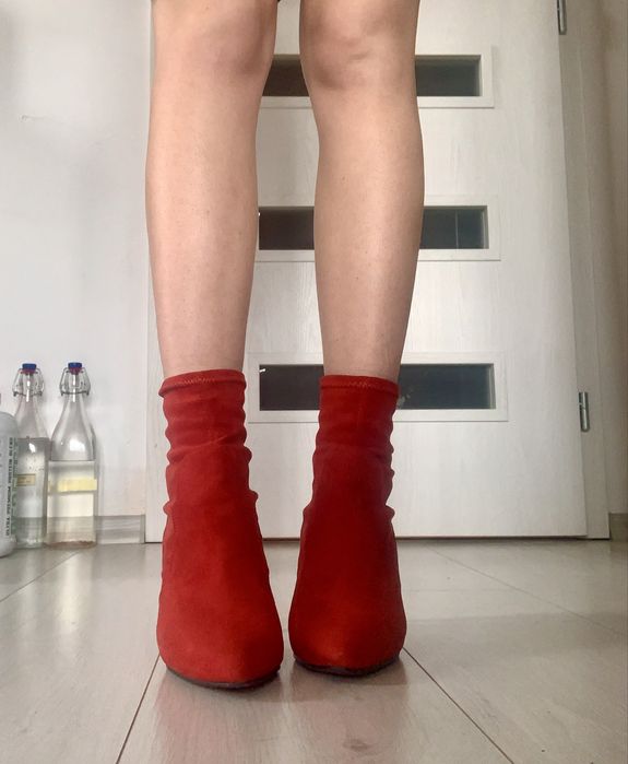 Червени Велурени Боти на Ток, Номер 40