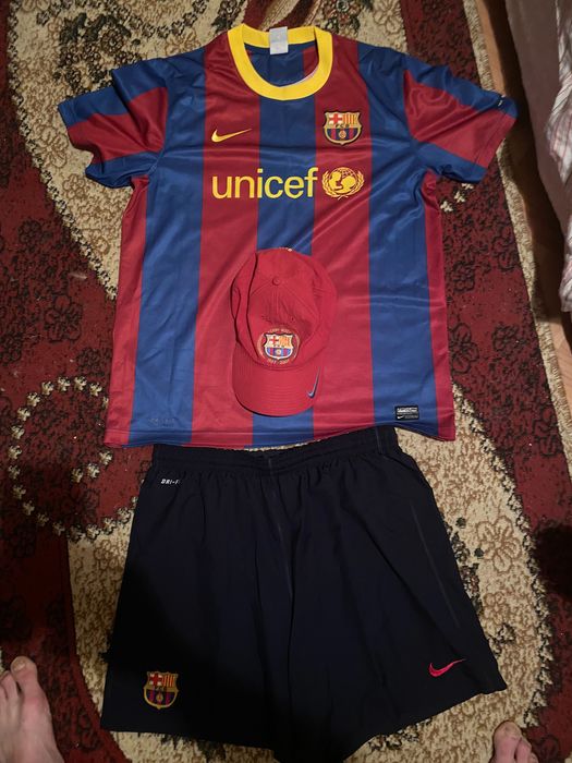 Оригинален екип на Фк Барселона размер L.