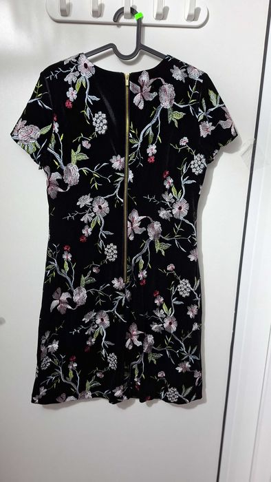 Calvin Klein черна мини рокля с флорална бродерия – размер EU 34