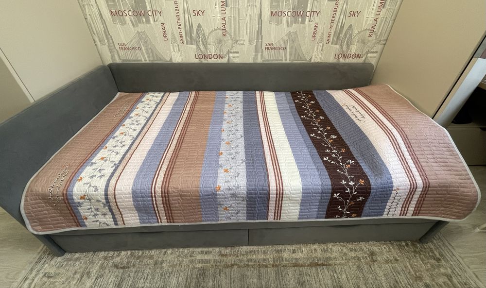 Новое стёганое двустороннее покрывало на кровать размером 210 на 135