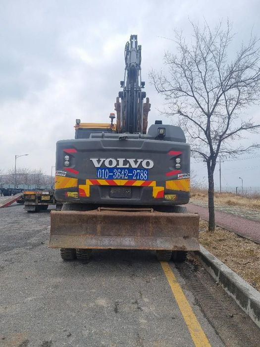 Экскаватор Волво 140 сотилади .20 апрелда узбга келди.