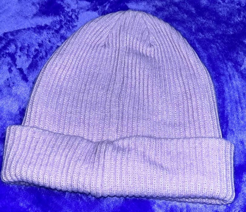 Женская сиреневая шапка