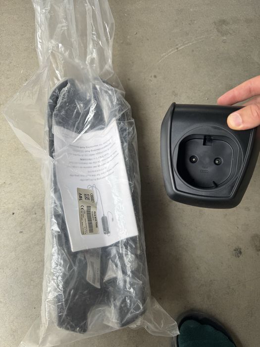 Оригинална зарядна станция Audi e-tron quattro 50/55 + wall mount (нов)