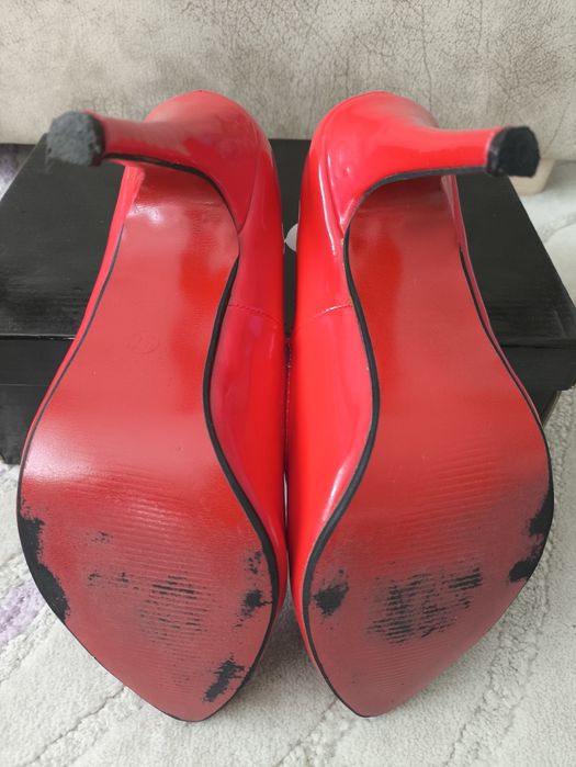 Червени лачени токчета