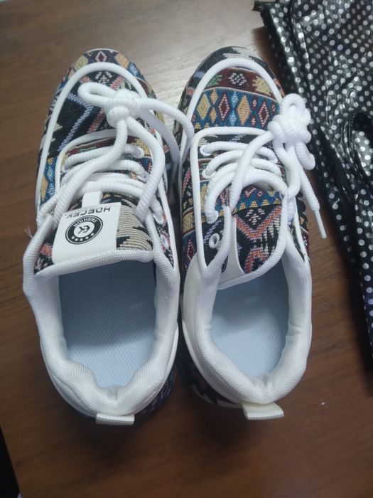 Женские кроссовки