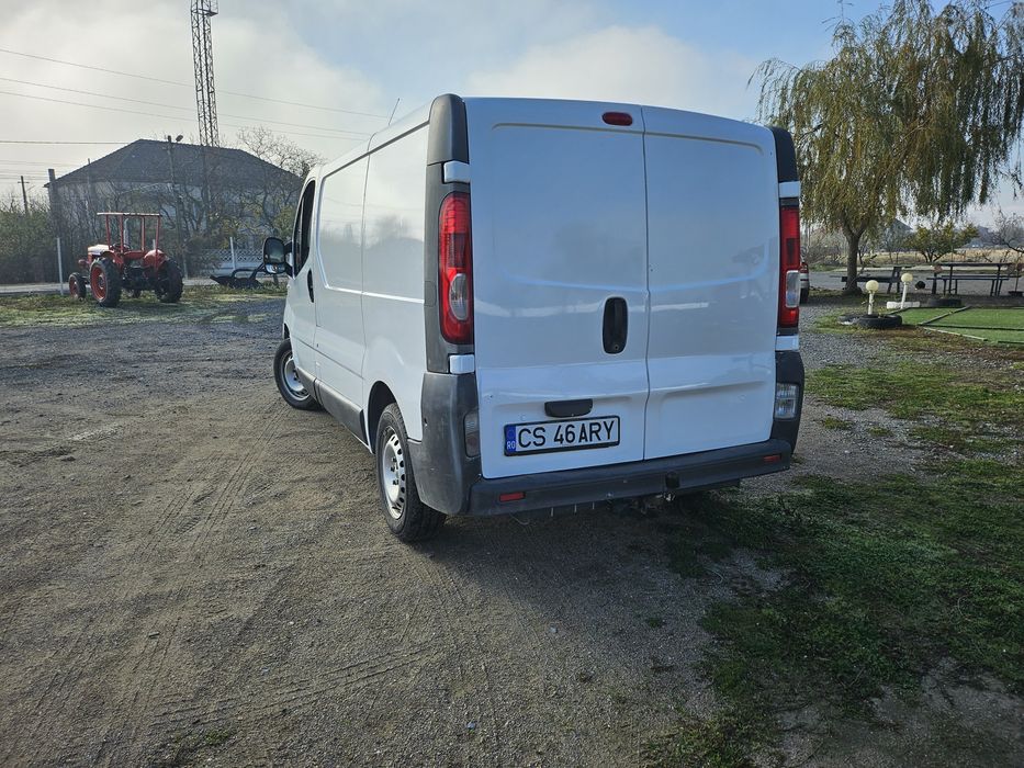 Vând Renault Trafic