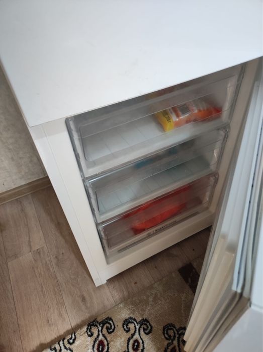 Продам холодильник Indesit